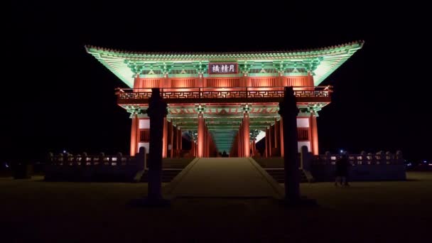 สะพาน Woljeonggyo ในเวลากลางค นในเม Gyeongju ประเทศเกาหล กษรท ยนบน Zeolite Woljeonggyo — วีดีโอสต็อก