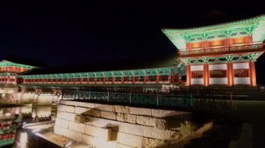 Gyeongju, Güney Kore 'de gece vakti Woljeonggyo Köprüsü.
