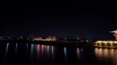 Gyeongju, Güney Kore 'de gece vakti Woljeonggyo Köprüsü.