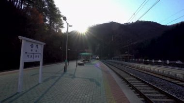 Seungbu İstasyonu (Yeongdong Hattı, Seungbu-ri, Seokpo-myeon, Bonghwa-gun, Gyeongsangbuk-do), Mugunghwa treni yaklaşıyor.