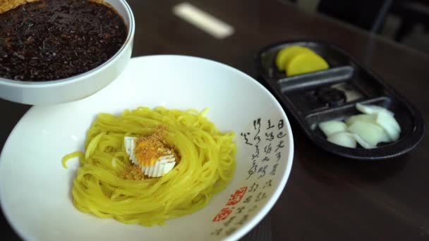 Estilo Coreano Comida Chinesa Jjajang Myeon Macarrão Pasta Feijão Preto — Vídeo de Stock