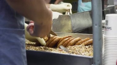 Busan, Güney Kore - Ekim 2019 Hotteok, Kore geleneksel yemekleri, kahverengi şekerle doldurulmuş krep