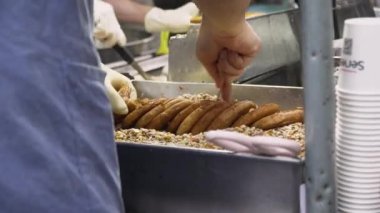 Busan, Güney Kore - Ekim 2019 Hotteok, Kore geleneksel yemekleri, kahverengi şekerle doldurulmuş krep