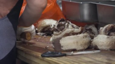 Geleneksel Kore yemekleri, domuz eti ve pirinç çorbası, Dwaeji-gukbap. Özellikle Busan, Güney Kore 'de çok popülerdir..