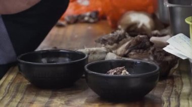 Geleneksel Kore yemekleri, domuz eti ve pirinç çorbası, Dwaeji-gukbap. Özellikle Busan, Güney Kore 'de çok popülerdir..