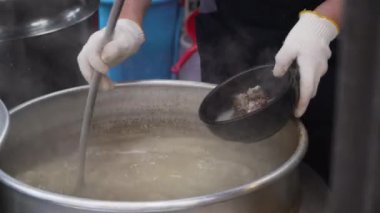 Geleneksel Kore yemekleri, domuz eti ve pirinç çorbası, Dwaeji-gukbap. Özellikle Busan, Güney Kore 'de çok popülerdir..