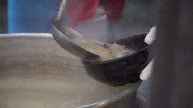 Geleneksel Kore yemekleri, domuz eti ve pirinç çorbası, Dwaeji-gukbap. Özellikle Busan, Güney Kore 'de çok popülerdir..