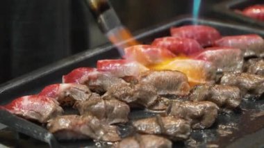 Meşaleli ızgara biftekli suşi. Busan, Güney Kore.