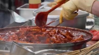 Tteokbokki en popüler Kore sokak yiyeceğidir. Baharatlı kırmızı çorbada kızartılmış pirinç keki. Kore 'de bir sürü Tteokbokki dükkanı var..