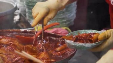 Tteokbokki en popüler Kore sokak yiyeceğidir. Baharatlı kırmızı çorbada kızartılmış pirinç keki. Kore 'de bir sürü Tteokbokki dükkanı var..