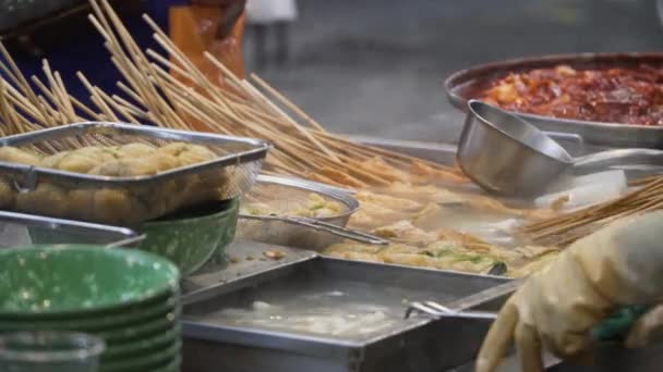 Корейская Fish Cake Eomuk Tang Продается Улице Пусана Южная Корея — стоковое видео
