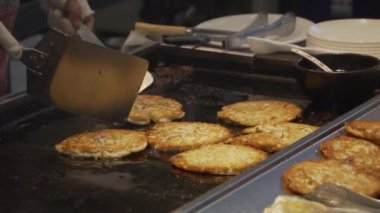 Gukje Uluslararası Pazarı Busan şehrinde Bindae-tteok. Bindaetteok, kızarmış buchimgae, fasulyeli lezzetli gözleme, sebze, et. Güney Kore 'de sokakta yiyecek satan Koreli satıcılar.