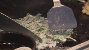 Gukje Uluslararası Pazarı Busan şehrinde Bindae-tteok. Bindaetteok, kızarmış buchimgae, fasulyeli lezzetli gözleme, sebze, et. Güney Kore 'de sokakta yiyecek satan Koreli satıcılar.