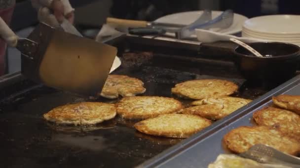 바늘두더지 Bindae Tteok 부산에 도시이다 부치게 곁들인 맛있는 팬케이크 거리에서 — 비디오