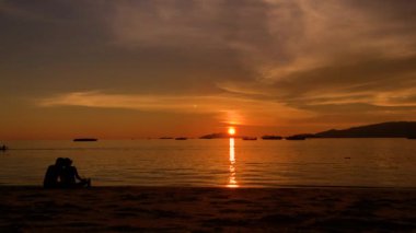 Koh Lipe, gün batımında Tayland 'da, Malezya sınırına yakın. Gökyüzü ve su kırmızı ve turuncu, cennetteki gibi..