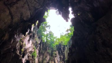 BATU CAVES, MALAYSIA - Mayıs 2017; Batu mağaralarının içinde