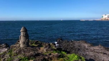 Taş Büyükbaba ve güzel deniz manzarası - Jeju Adası, Kore