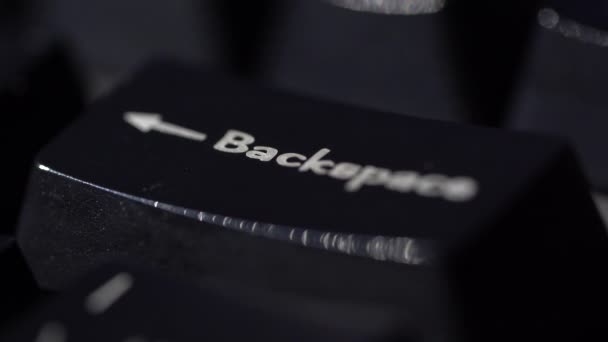 Makro Ansicht Des Menschlichen Fingers Der Eine Backspace Taste Auf — Stockvideo