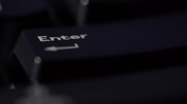 Bilgisayar klavyesindeki Backspace tuşuna basan insan parmağının makro görünümü