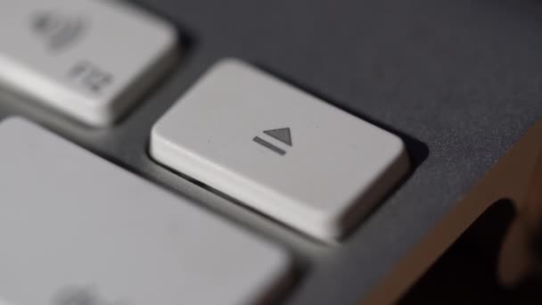 Makroansicht Des Menschlichen Fingers Der Eine Auswurftaste Auf Der Computertastatur — Stockvideo
