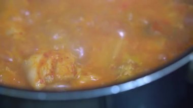 Kimchi jjigae, domuz etli kimchi çorbası, Kore mutfağı, Kore yemeği.