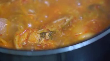 Kimchi jjigae, domuz etli kimchi çorbası, Kore mutfağı, Kore yemeği.