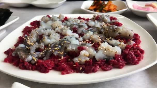 Yukhoe Tangtang Plato Coreano Que Con Carne Cruda Pulpo Vivo — Vídeos de Stock