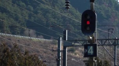 Sillim tren istasyonunda trafik ışığı, Wonju, Güney Kore