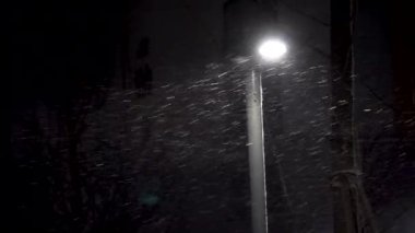 Kar fırtınası bütün gece sürdü.