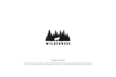 Pine Cedar Kozalaklı Kozalaklı Evergreen Larch Kiriç Ağacı Baldıran Ağacı Ormanı ve Kurt Köpek Çakalı Açık Hava Macera Logosu Tasarım Vektörü için.