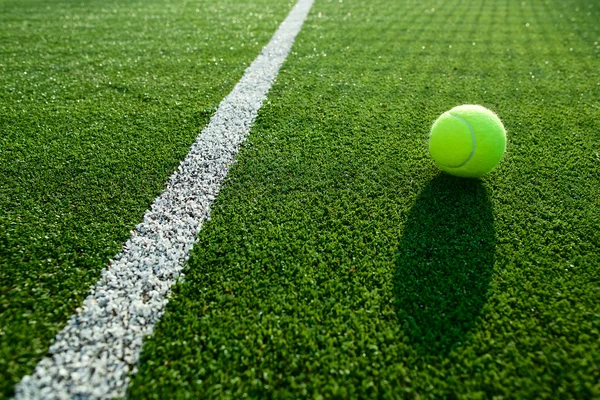 テニス草裁判所の backgro のために良いのテニス ・ ボールのソフト フォーカス — ストック写真