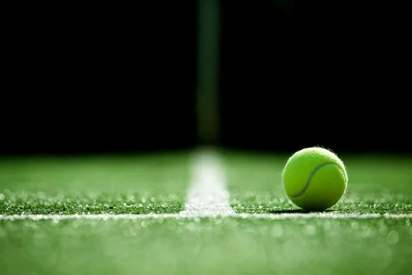 草のテニスコートでテニス ・ ボールのソフト フォーカス — ストック写真
