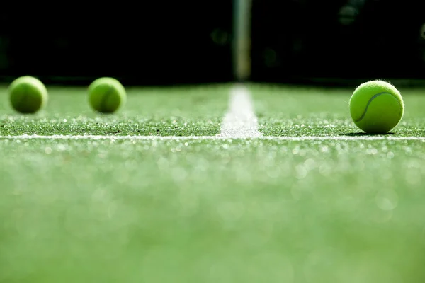 草のテニスコートでテニス ・ ボールのソフト フォーカス — ストック写真