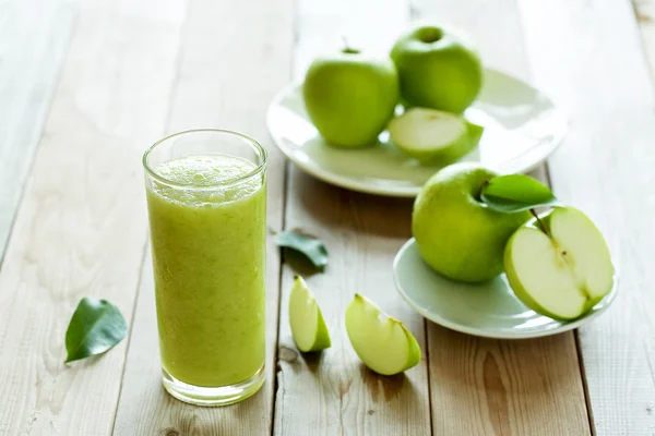 Soft focus on grass of fresh apple juice on the wood background — Stock Photo, Image