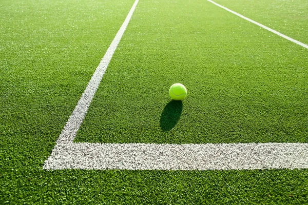 Soft focus of tennis ball on tennis grass court good for backgro — Stock Photo, Image