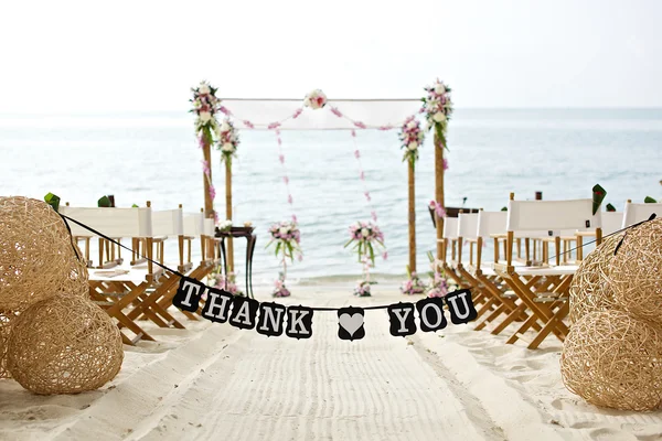 Dank u woorden banner aan mooi strand bruiloft opzetten van stoelen — Stockfoto