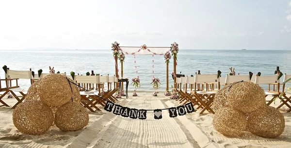 Obrigado palavras banner na bela praia casamento criado cadeiras — Fotografia de Stock