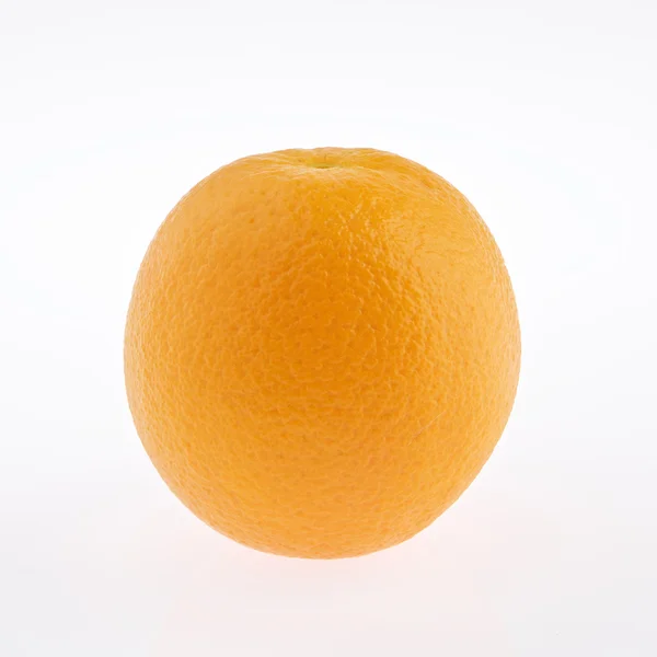 Φρέσκο πορτοκάλι απομονωμένο σε λευκό φόντο — Φωτογραφία Αρχείου