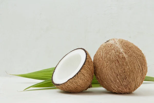 Noix de coco saine, tropical, concept de spa de beauté - gros plan de coco — Photo