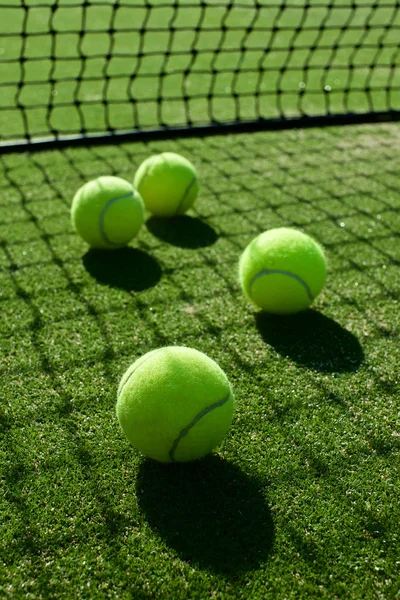 Enfoque selectivo. pelota de tenis sombra de luz trasera en la hierba de tenis c — Foto de Stock