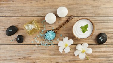 Spa ayarı kavramı ile petrol şişe, mavi kaşık, tuz denizde min