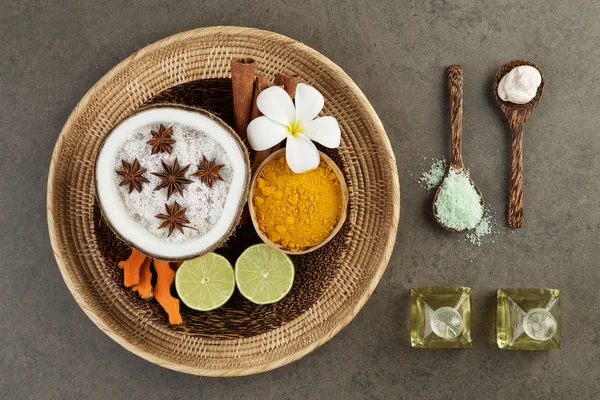 Cadre spa asiatique avec noix de coco, curcuma, citron vert, cannelle, anis , — Photo