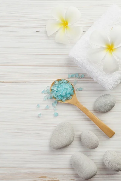 Hermosa composición de tratamiento de spa sobre fondo de madera. Sal. — Foto de Stock