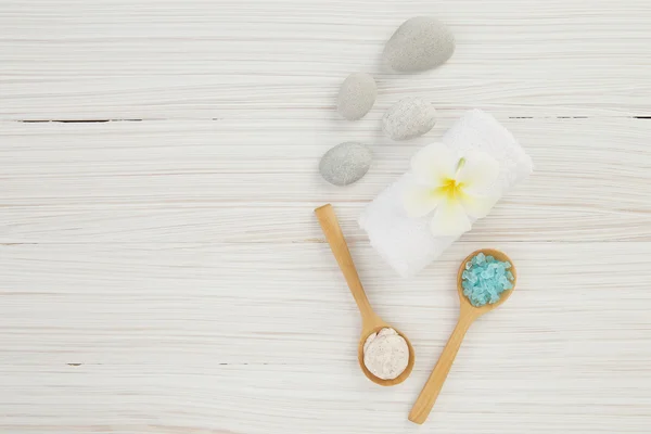 Hermosa composición de tratamiento de spa sobre fondo de madera — Foto de Stock