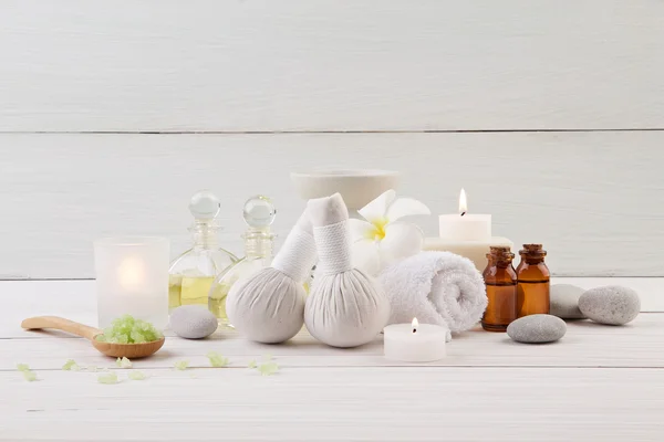 Hermosa composición de tratamiento de spa sobre fondo de madera — Foto de Stock