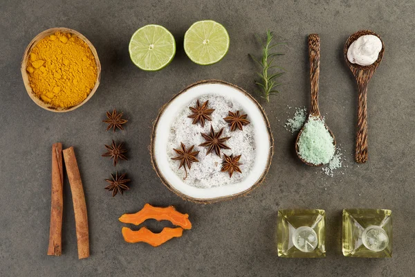 Mooie herbal spa concept met kokos, kurkuma, kalk, cinna — Stockfoto