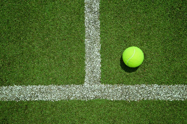 Tennis ball near the line on tennis grass court good for backgro — Stock Photo, Image