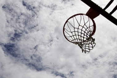 Basketbol çember gökyüzü arka plan ile silüeti