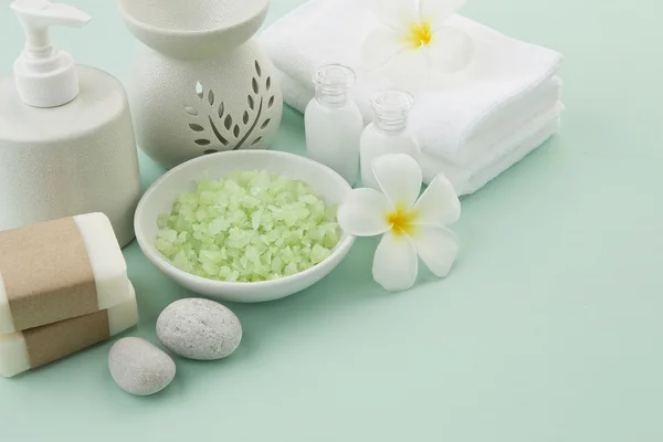 Mooie compositie van spa behandeling producten instellen op licht — Stockfoto