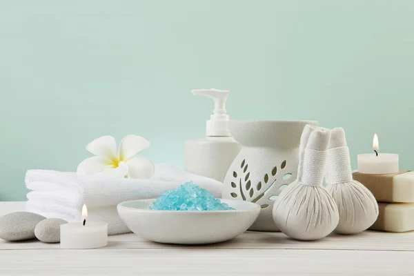 Hermosa composición de productos de tratamiento de spa ajuste en la luz — Foto de Stock